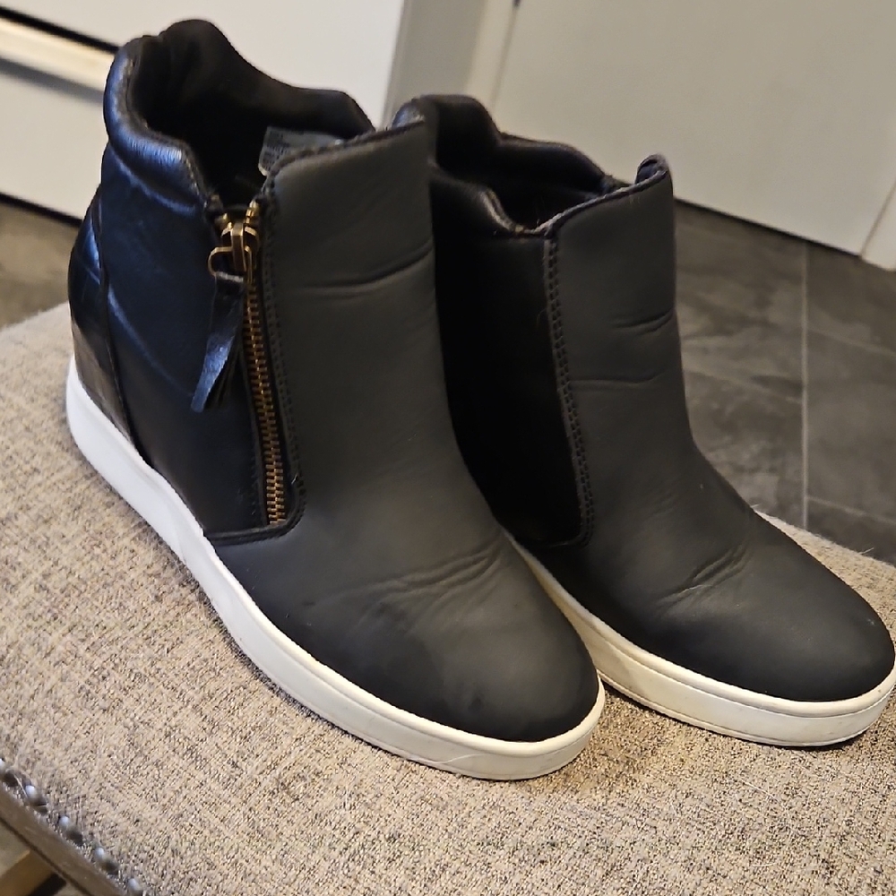 Sleek Black High-Top Sneakers with Side Zipper